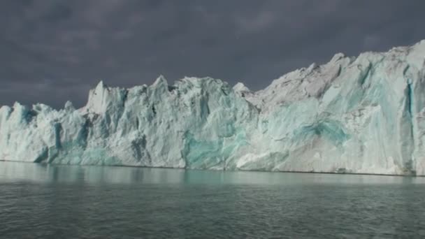 Montañas marinas y grandes témpanos que reflejan el agua . — Vídeos de Stock