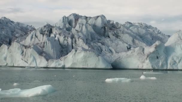 Montagnes maritimes et grands icebergs reflétant l'eau . — Video