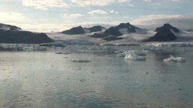 Karadeniz Dağları ve su yansıtan büyük buzdağı.