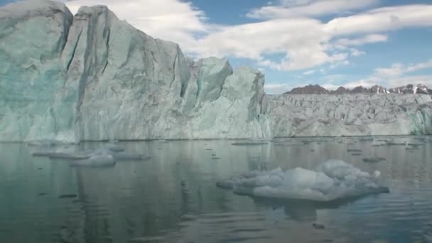 Zee bergen en grote ijsbergen als gevolg van water. — Stockvideo