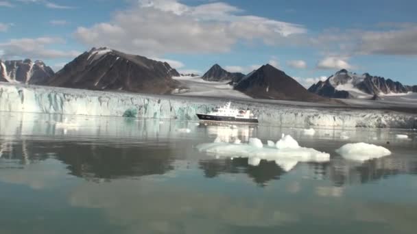 Montagne marine e grandi iceberg che riflettono l'acqua . — Video Stock