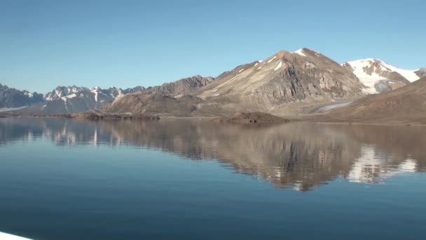 Góry morze i dużych lodowców odbicia wody. — Wideo stockowe