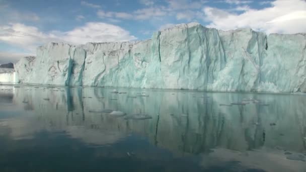 Морские горы и большие айсберги, отражающие воду . — стоковое видео