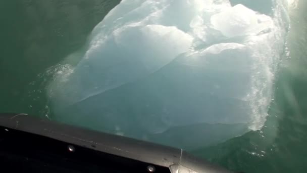 Montanhas marítimas e grandes icebergs que refletem a água . — Vídeo de Stock