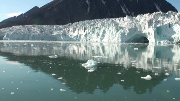 Θάλασσα βουνά και μεγάλα παγόβουνα που αντικατοπτρίζει το νερό. — Αρχείο Βίντεο