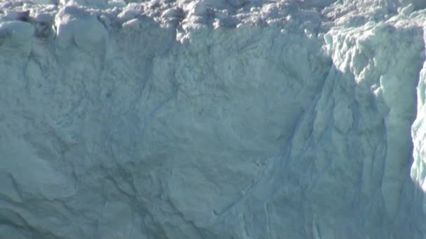 Montagnes maritimes et grands icebergs reflétant l'eau .