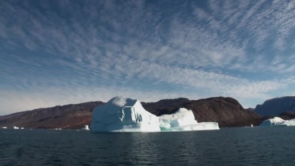 Havet bergen och stora isberg reflekterande vatten. — Stockvideo