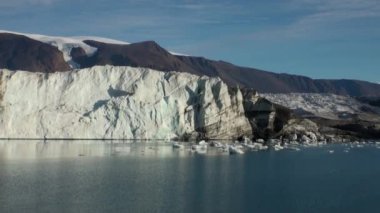 Panorama buzulun okyanus ile sınır üzerinde. Arctic.