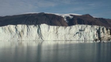 Panorama buzulun okyanus ile sınır üzerinde. Arctic.
