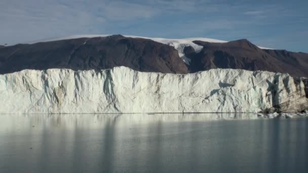 Panoramy lodowiec na granicy z widokiem na ocean. Arctic. — Wideo stockowe