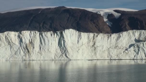 Panorama glaciär på gränsen till havet. Arktis. — Stockvideo