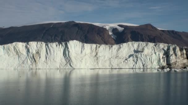 海との国境のパノラマ氷河。北極. — ストック動画
