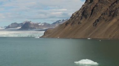 Karadeniz Dağları ve su yansıtan büyük buzdağı.