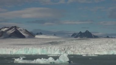 Panorama buzulun okyanus ile sınır üzerinde. Arctic.
