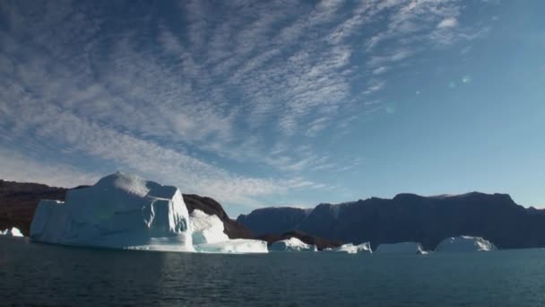 Havet bergen och stora isberg reflekterande vatten. — Stockvideo