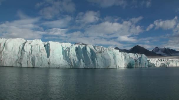 Icebergs flotantes en la superficie del espejo del mar del océano . — Vídeos de Stock