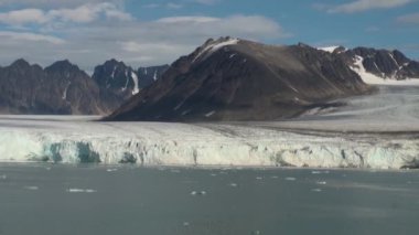 Panorama buzulun okyanus ile sınır üzerinde. Arctic.