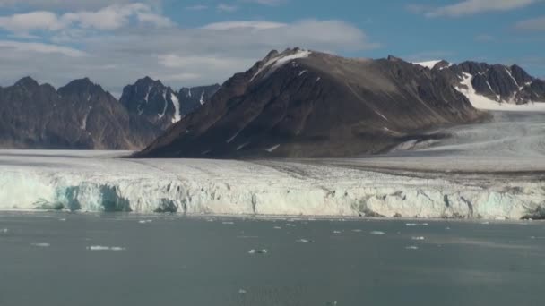 Panoramy lodowiec na granicy z widokiem na ocean. Arctic. — Wideo stockowe