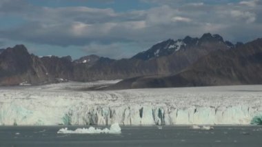 Panorama buzulun okyanus ile sınır üzerinde. Arctic.