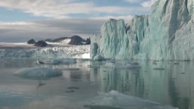 Karadeniz Dağları ve su yansıtan büyük buzdağı.