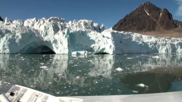 Havet bergen och stora isberg reflekterande vatten. — Stockvideo