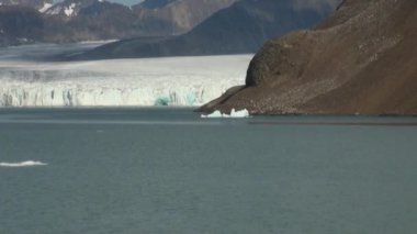 Karadeniz Dağları ve su yansıtan büyük buzdağı.