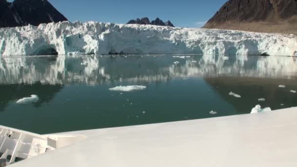 Θάλασσα βουνά και μεγάλα παγόβουνα που αντικατοπτρίζει το νερό. — Αρχείο Βίντεο