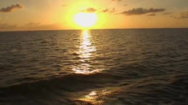 Denizde güzel gün batımı, inanılmaz renkler. Maldivler.