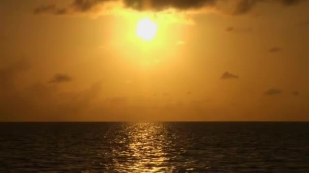 Prachtige zonsondergang in zee, verbazingwekkende kleuren. Maldiven. — Stockvideo