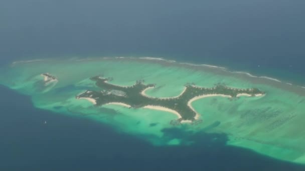 Îles Maldives vue aérienne depuis la fenêtre de l'avion . — Video