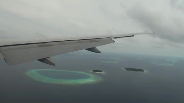 비행기 창에서 몰디브 섬 조감도. — 비디오