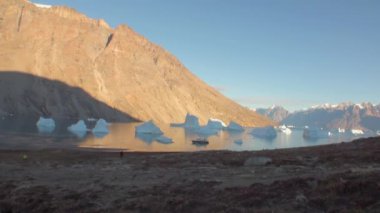 Karadeniz Dağları ve su yansıtan büyük buzdağı.