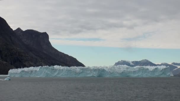 Montagnes maritimes et grands icebergs reflétant l'eau . — Video