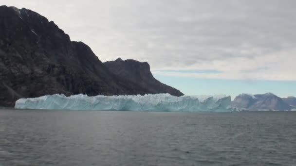 Морские горы и большие айсберги, отражающие воду . — стоковое видео