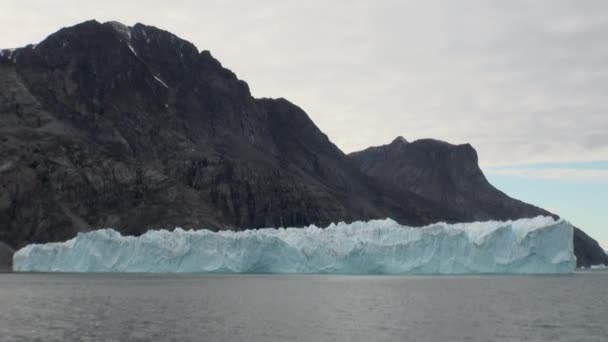 Морские горы и большие айсберги, отражающие воду . — стоковое видео