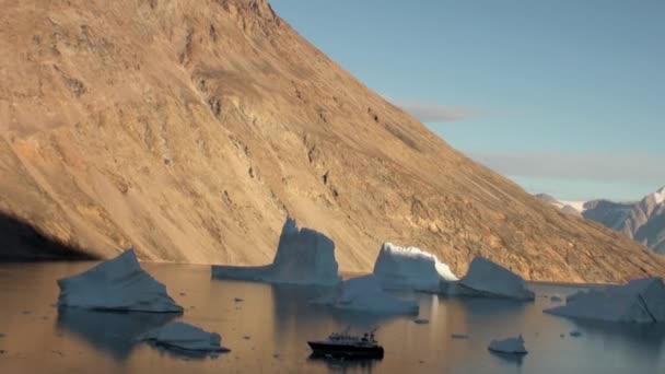 Meeresberge und große Eisberge, die Wasser reflektieren. — Stockvideo