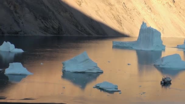 Montanhas marítimas e grandes icebergs que refletem a água . — Vídeo de Stock