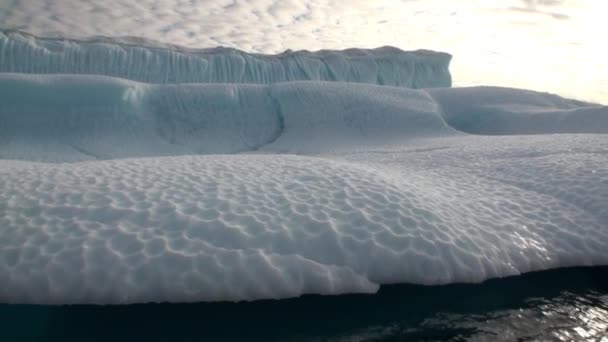 Iicebergs flytande i havet runt Grönland. — Stockvideo