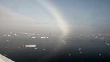 Gökkuşağı Okyanusu buzdağları ve Arctic buz arasında.