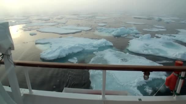 Zachód słońca w Oceanie wśród gór lodowych i lodu w Arktyce. — Wideo stockowe