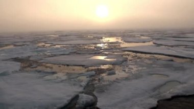 Buzdağları ve Arctic buz arasında Okyanusu günbatımı.