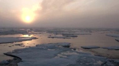 Buzdağları ve Arctic buz arasında Okyanusu günbatımı.