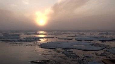 Buzdağları ve Arctic buz arasında Okyanusu günbatımı.