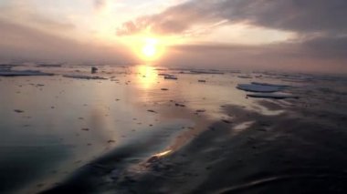 Buzdağları ve Arctic buz arasında Okyanusu günbatımı.