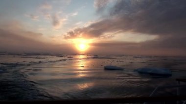 Buzdağları ve Arctic buz arasında Okyanusu günbatımı.