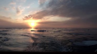 Buzdağları ve Arctic buz arasında Okyanusu günbatımı.