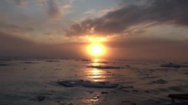 Buzdağları ve Arctic buz arasında Okyanusu günbatımı.