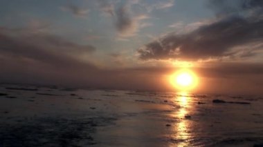 Buzdağları ve Arctic buz arasında Okyanusu günbatımı.