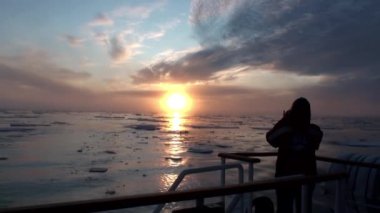 Buzdağları ve Arctic buz arasında Okyanusu günbatımı.