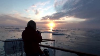 Buzdağları ve Arctic buz arasında Okyanusu günbatımı.